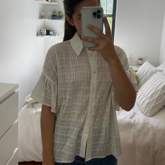 Alice + Olivia Edyth Ruffle Short Sleeve Blouse - Picture 3 of 6